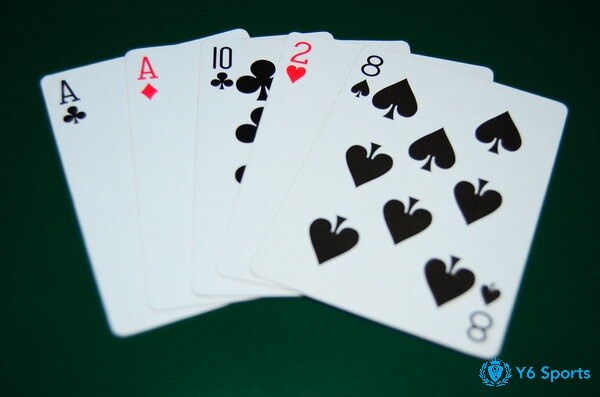 Thuật ngữ một đôi trong poker gồm 1 đôi và 3 lá bài lẻ