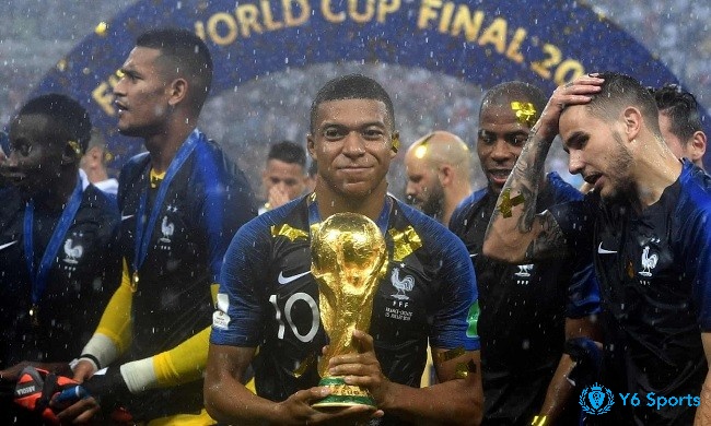 Mbappe thi đấu xuất sắc giúp đội tuyển Pháp nâng cúp vô địch World Cup 2018
