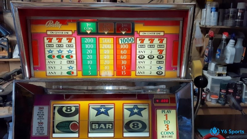 Trên Slot machine có nút dừng cho phép người chơi dừng mỗi cuộn máy đánh bạc