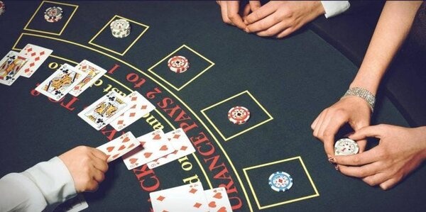 Chơi blackjack như thế nào? Luật chơi & Cách chơi chi tiết