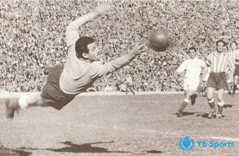 Marcel Domingo góp phần đưa đội bóng giành La Liga trong mùa giải 1949/50 và 1950/51