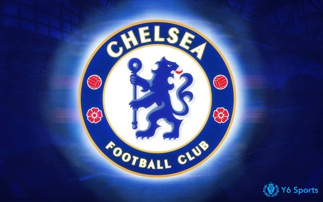 CLB Chelsea có huy hiệu hình chú sư tư cầm cây trượng với màu xanh dương chủ đạo