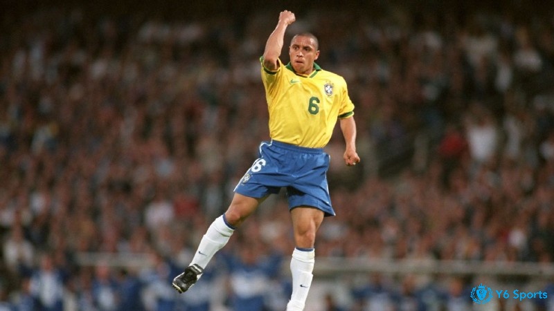 Cuối cùng trong danh sách top hậu vệ hay nhất World Cup là Roberto Carlos