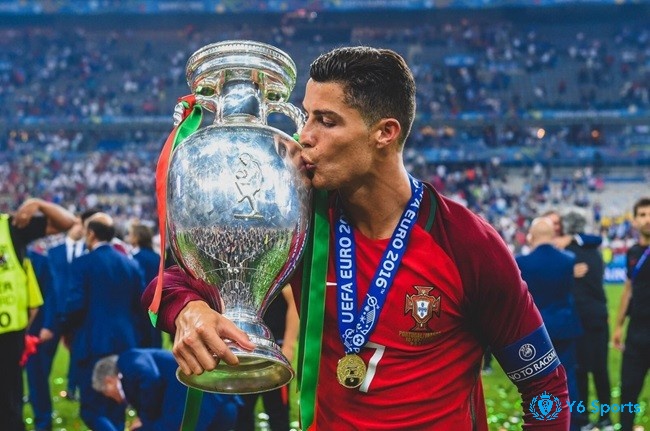 Cristiano Ronaldo được vinh danh là vua phá lưới Euro năm 2012 và 2020